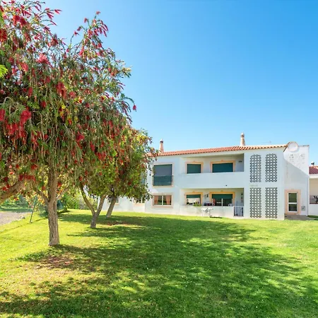 Апартаменты Homes Large Fully Equipped With 2 Bedrooms, Swimming Pool & Patio Албуфейра