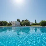 Homes Large Fully Equipped With 2 Bedrooms, Swimming Pool & Patio