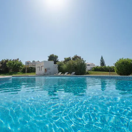 Homes Large Fully Equipped With 2 Bedrooms, Swimming Pool & Patio